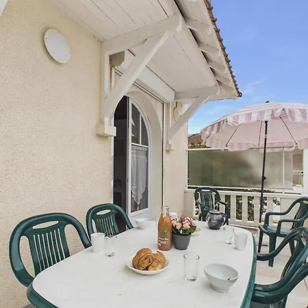 A 100m, Avec Terrasse Pour 4 Apartment
