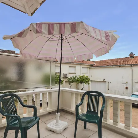 A 100m, Avec Terrasse Pour 4 Apartment